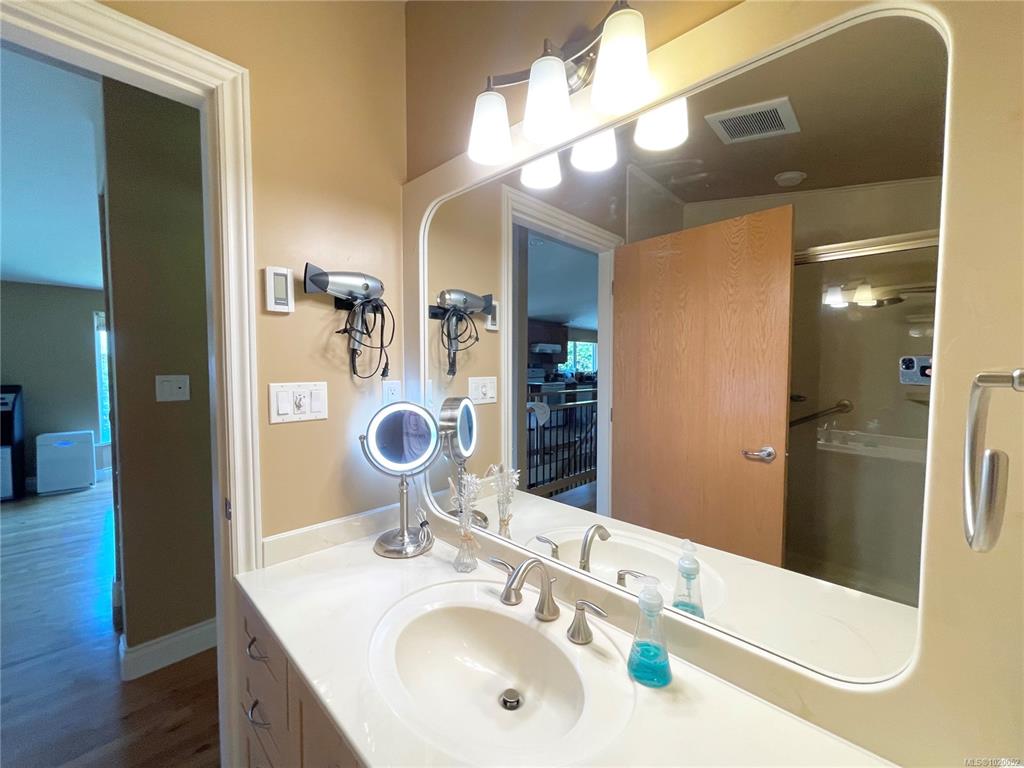 Third View of 985 Gloria Pl, Saanich, BC, V8Y 1L4