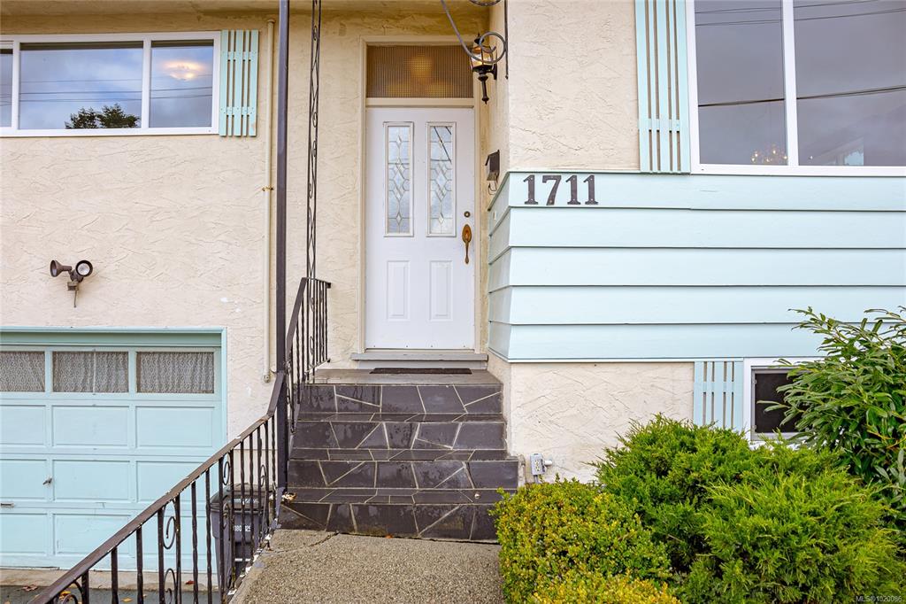 Fourth View of 1711 Teakwood Rd, Saanich, BC, V8P 3C8