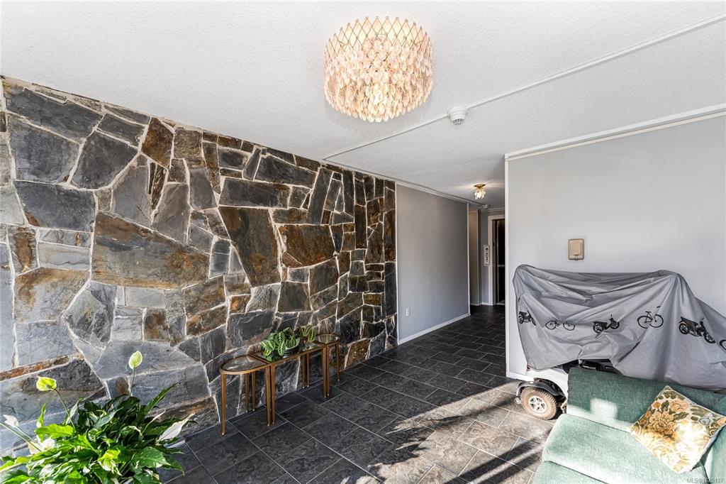 Fifth View of 1000 Mcclure St, Watson Manor, Victoria, BC, V8V 3E9