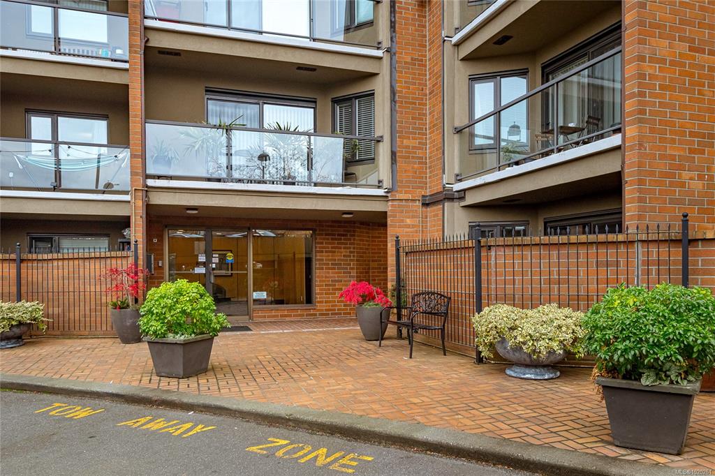 Fifth View of 103 Gorge Rd E, Victoria, BC, V9A 6Z2