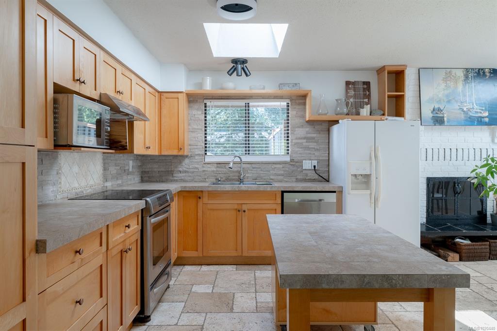 Fifth View of 1025 Maple Lane Dr, Parksville, BC, V9P 1T3