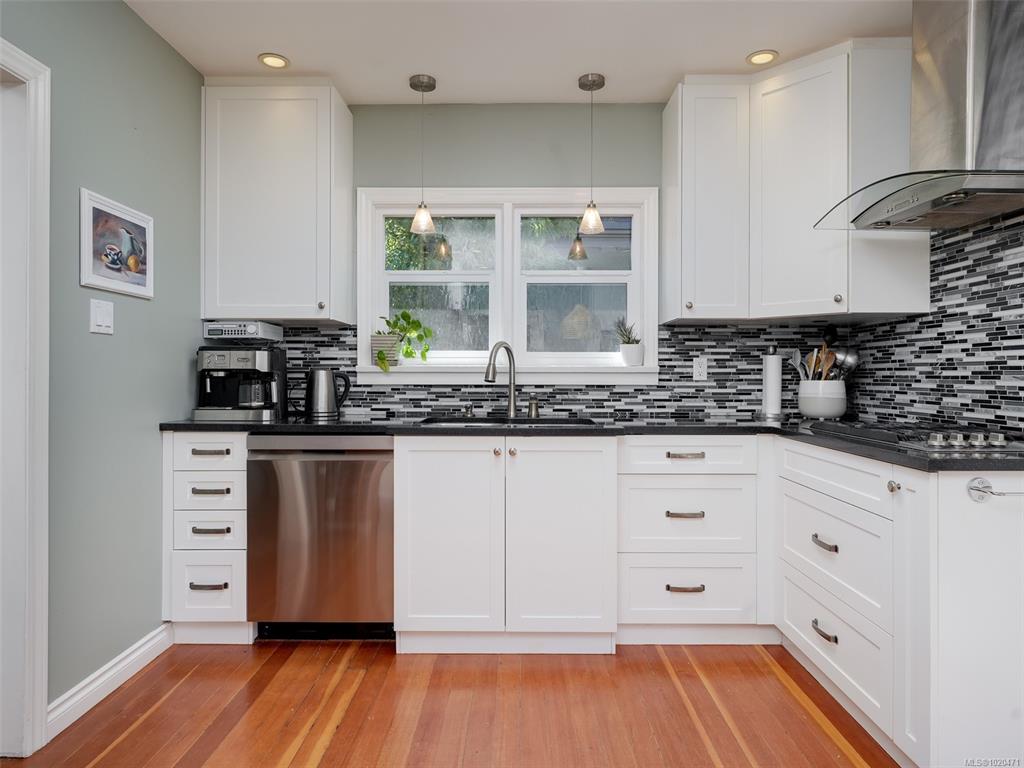 Third View of 1650 Hampshire Rd, Oak Bay, BC, V8R 5T5