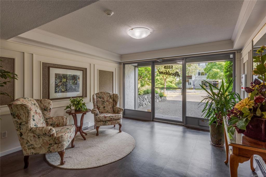 Fifth View of 1115 Rockland Ave, Victoria, BC, V8V 3H8