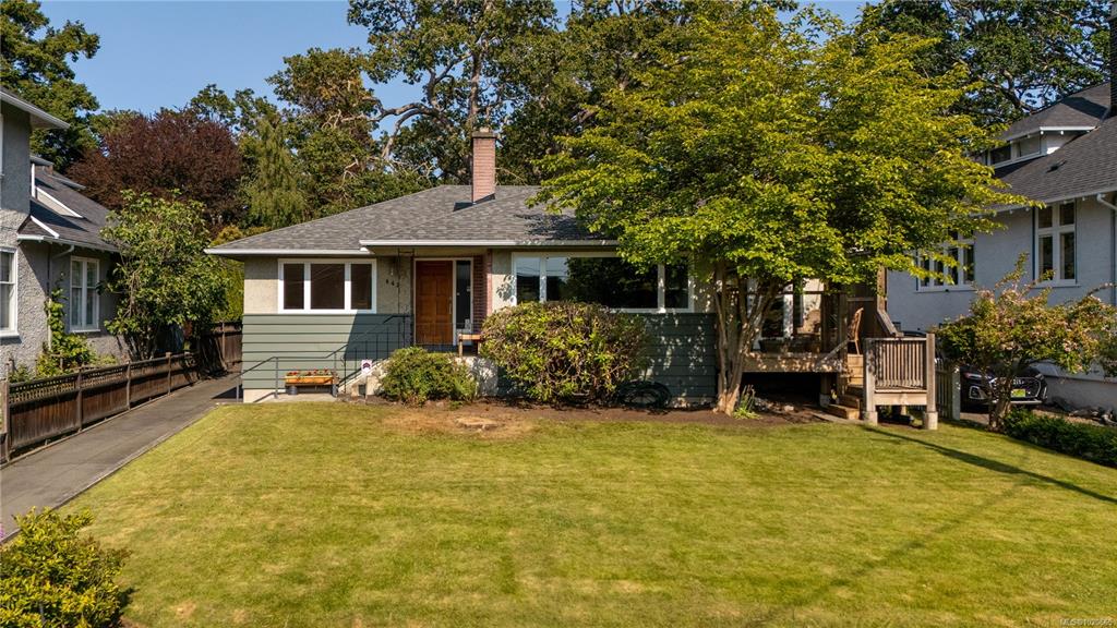 Second View of 645 Transit Rd, Oak Bay, BC, V8S 4Z4