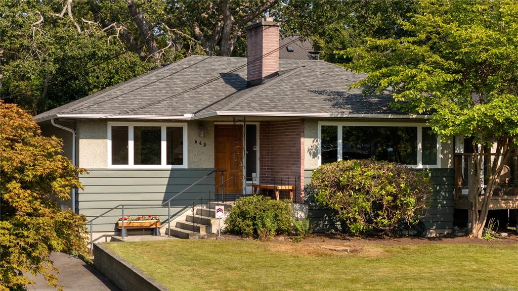 Third View of 645 Transit Rd, Oak Bay, BC, V8S 4Z4