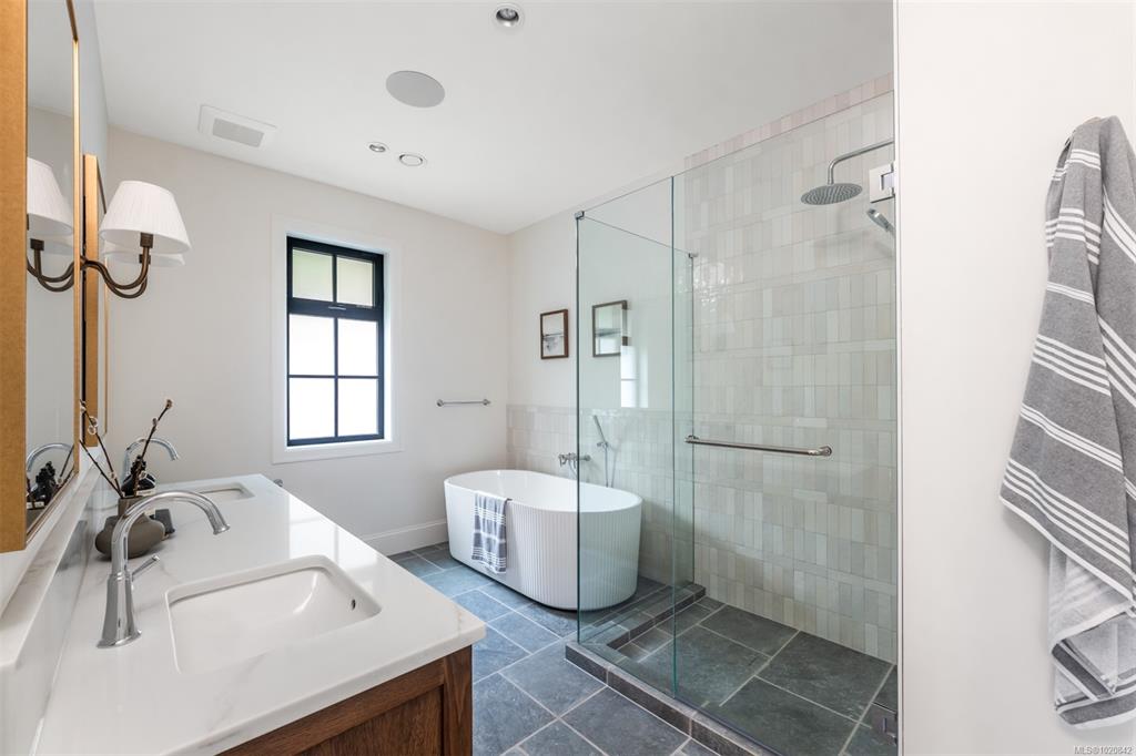 Fifth View of 2189 Beaverbrooke St, Oak Bay, BC, V8S 2W1