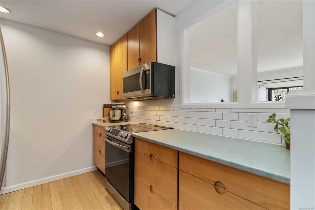 Fifth View of 1433 Faircliff Lane, Faircliff Manor, Victoria, BC, V8S 3J6