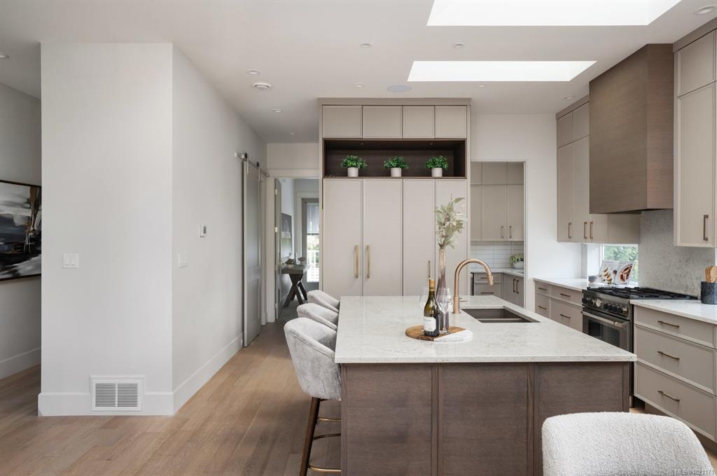 Fourth View of 2639 Victor St, Victoria, BC, V8R 4E3