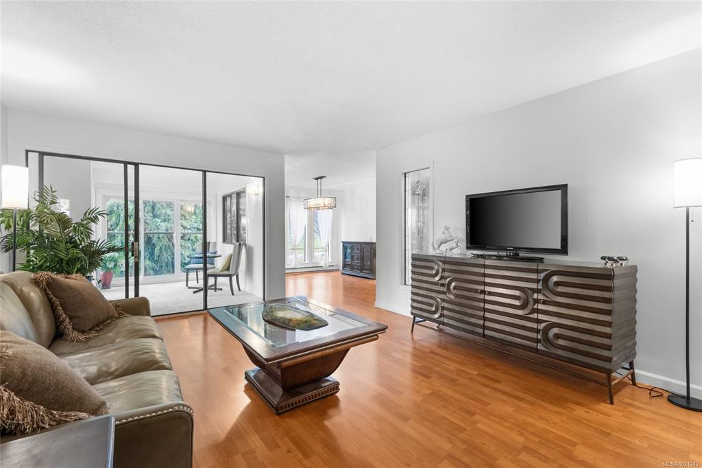 1875 Lansdowne Rd, 1021242, BC,