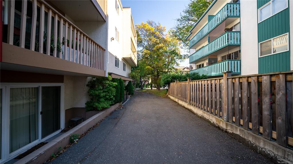 Fourth View of 1520 Richmond Ave, Victoria, BC, V8R 4P6