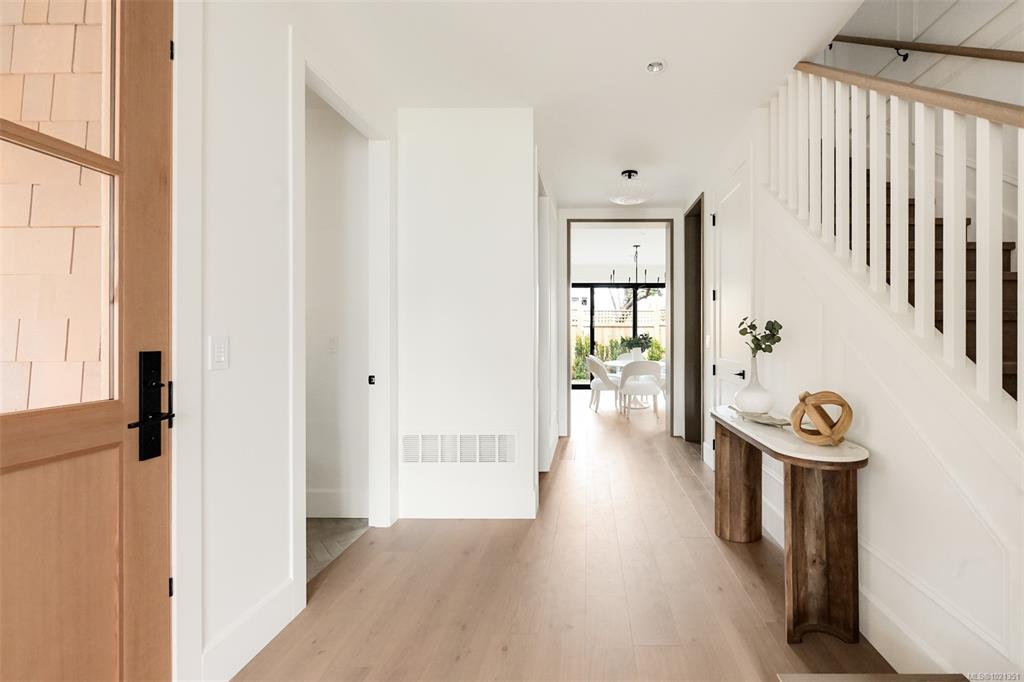 Third View of 1039 Falkland Rd, Oak Bay, BC, V8S 4M3