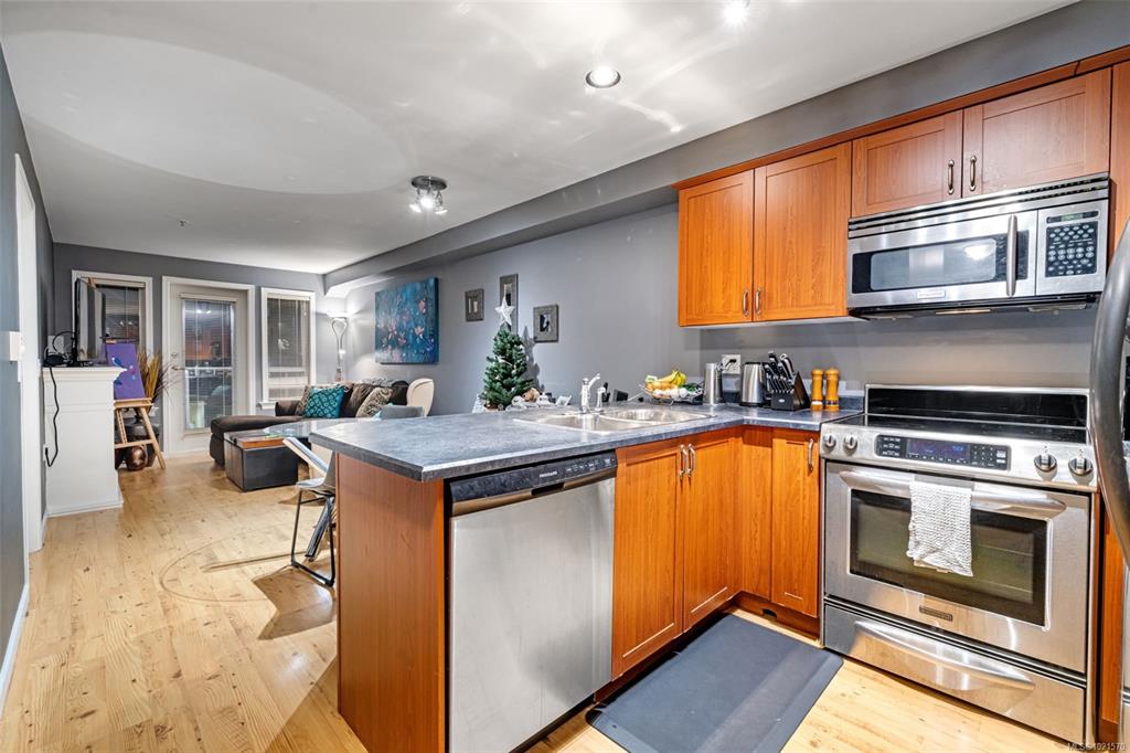 663 Goldstream Ave, 1021570, BC,