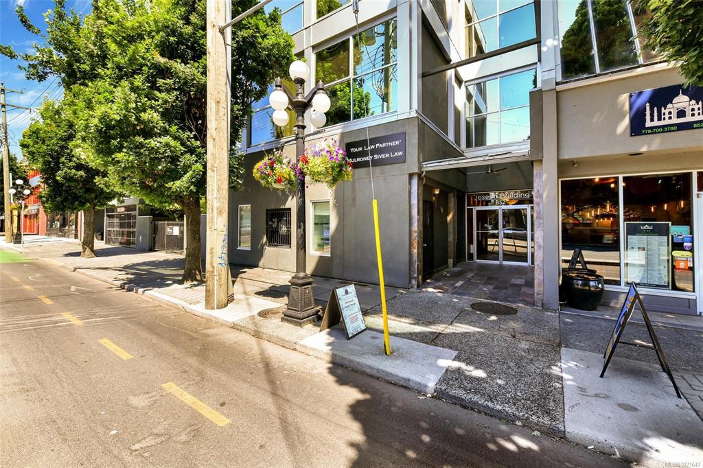 Fifth View of 852 Fort St, Victoria, BC, V9W 1H8