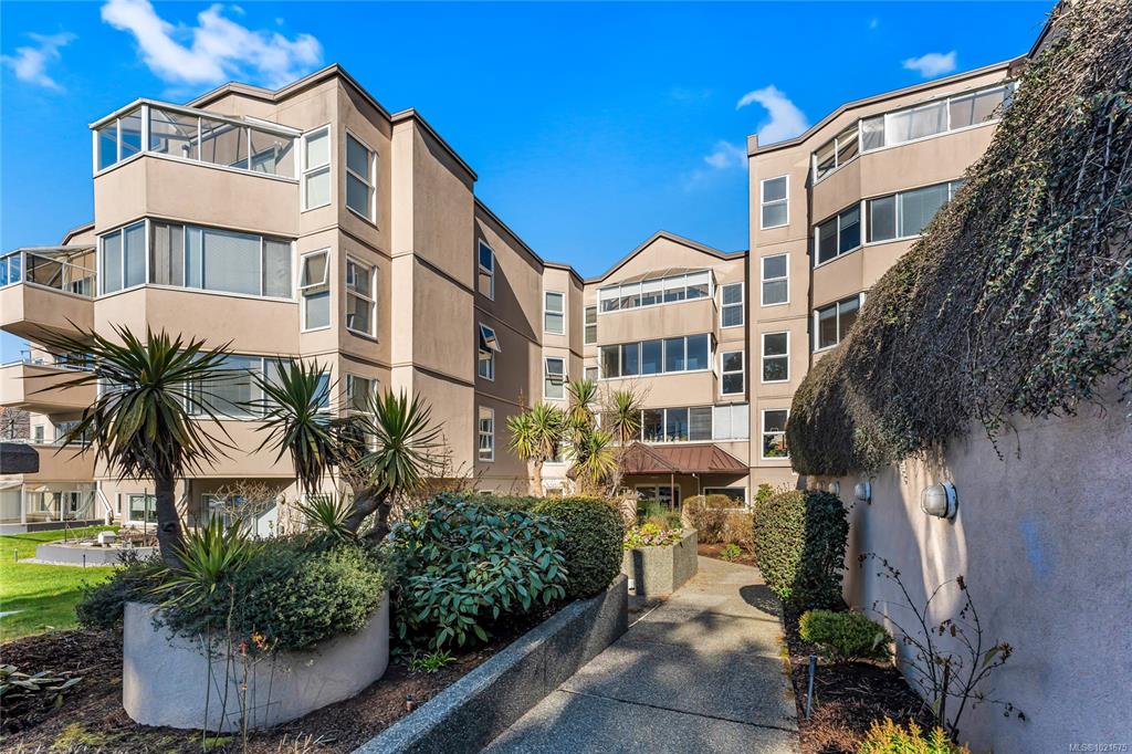 40 Gorge Rd W, 1021675, BC,