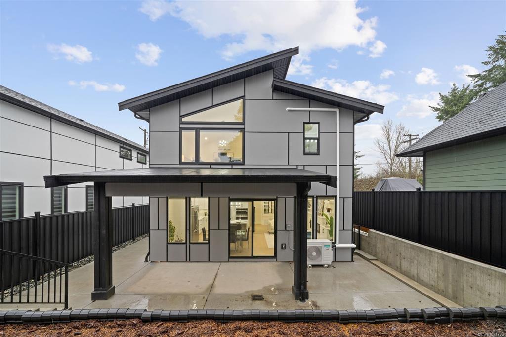 Third View of 669 Canterbury Rd, Saanich, BC, V8Z 1Z8