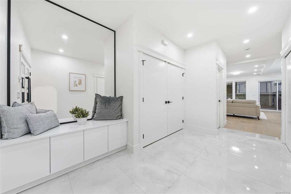 Fourth View of 669 Canterbury Rd, Saanich, BC, V8Z 1Z8