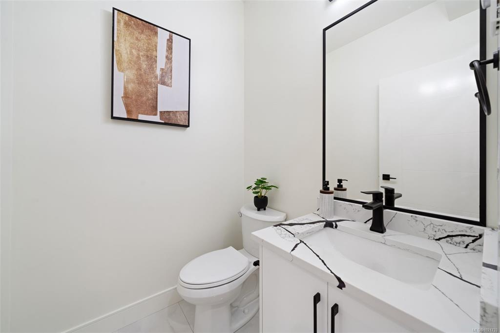 Fifth View of 669 Canterbury Rd, Saanich, BC, V8Z 1Z8