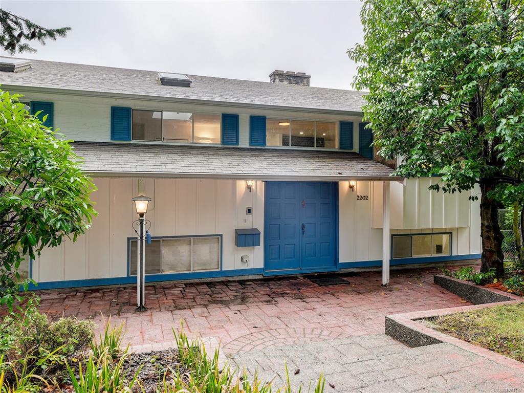 Fifth View of 2202 Arbutus Rd, Saanich, BC, V8N 1V3