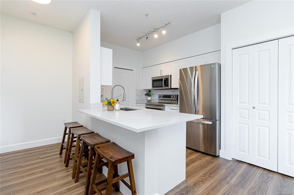 Fourth View of 870 Short St, Saanich, BC, V8X 2V5