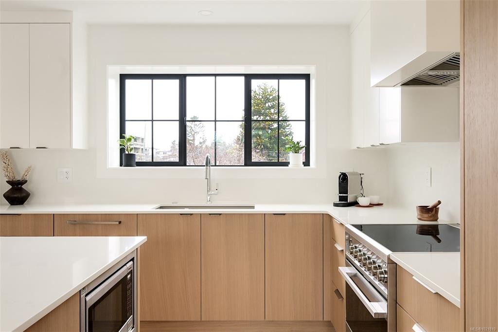 Fifth View of 2268 Bowker Ave, Oak Bay, BC, V8R 2E4