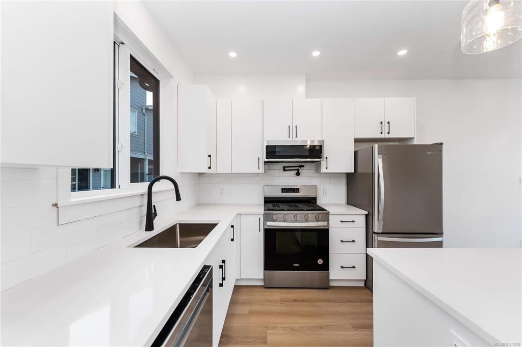 Third View of 907 Vine Crt, Sage, Langford, BC, V9C 2V8