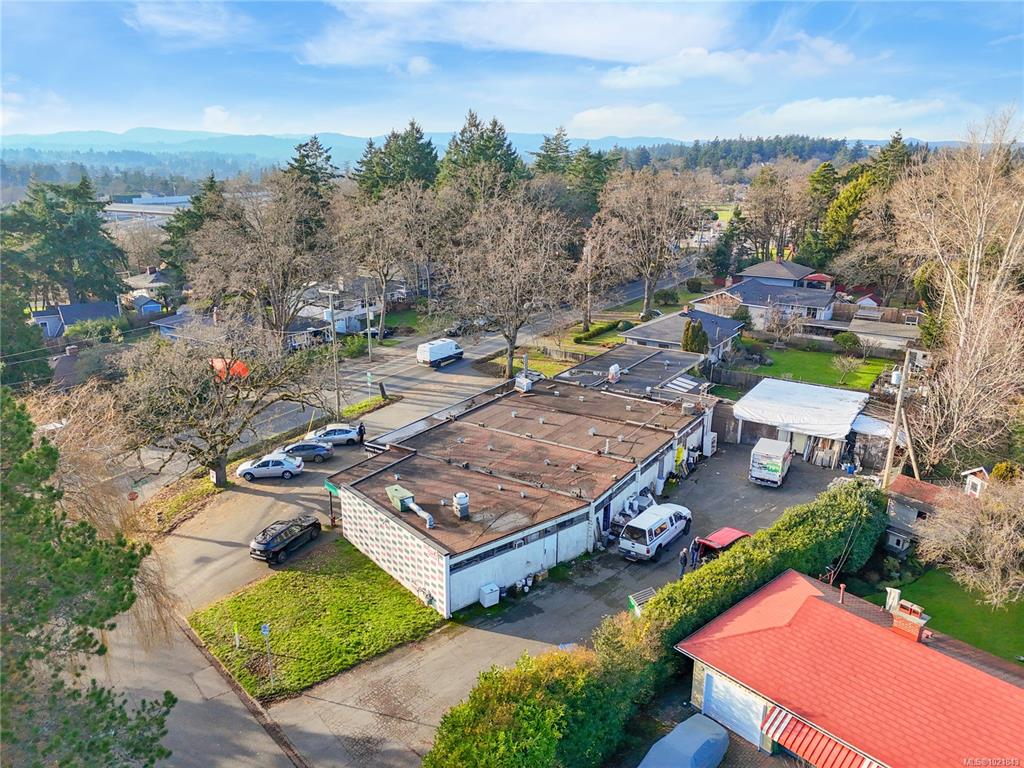 Fifth View of 660 Burnside Rd W, Saanich, BC, V8Z 1M8