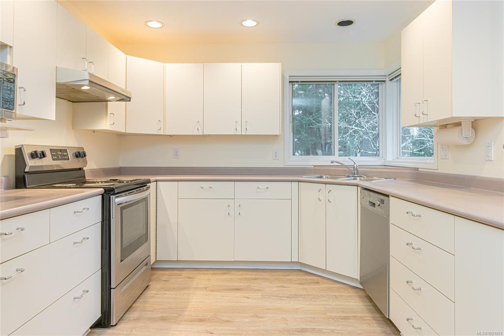 Third View of 624 Wembley Rd, Parksville, BC, V9P 2B4