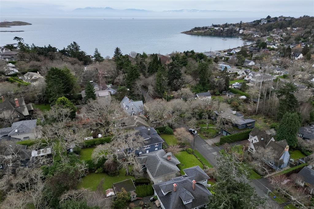 Fifth View of 645 Transit Rd, Oak Bay, BC, V8S 4Z4