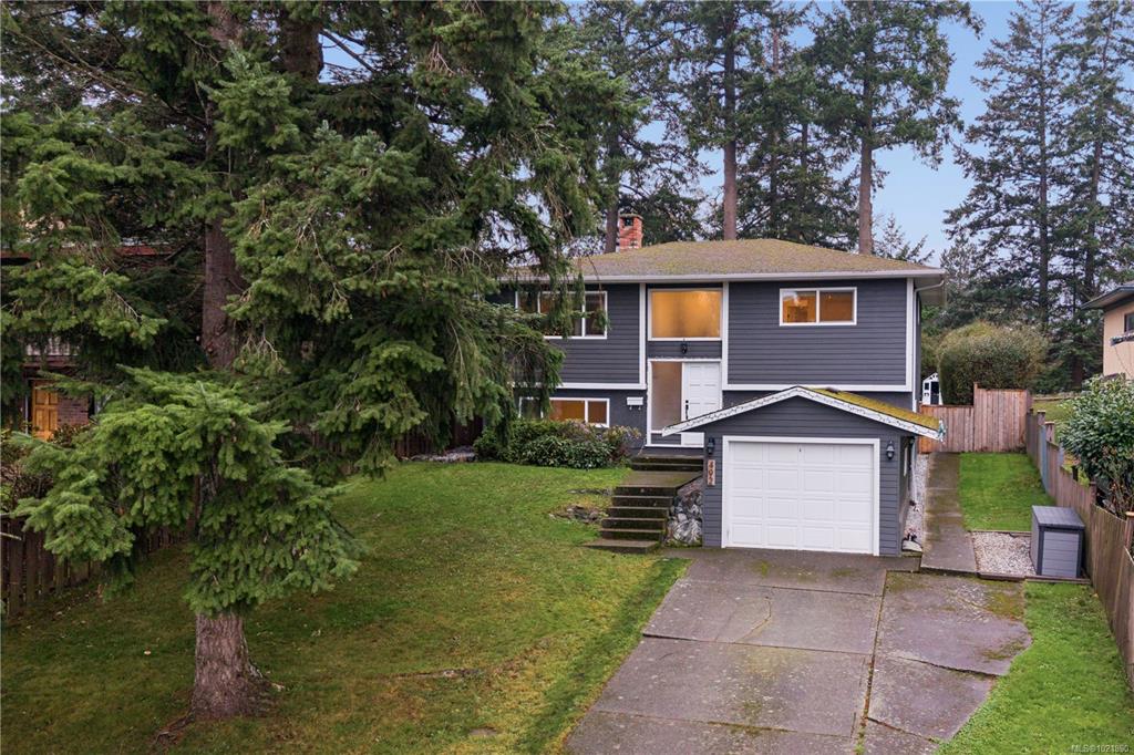 Second View of 492 Meredith Cres, Saanich, BC, V8Z 1Z3