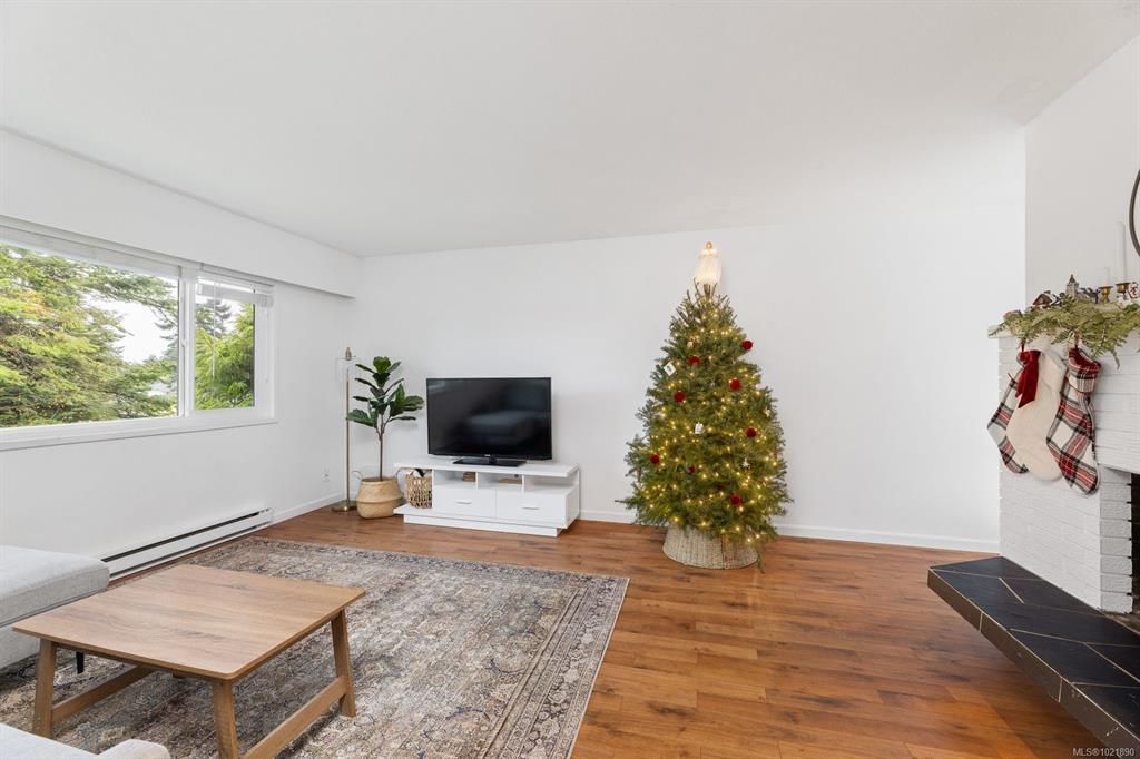 Third View of 492 Meredith Cres, Saanich, BC, V8Z 1Z3