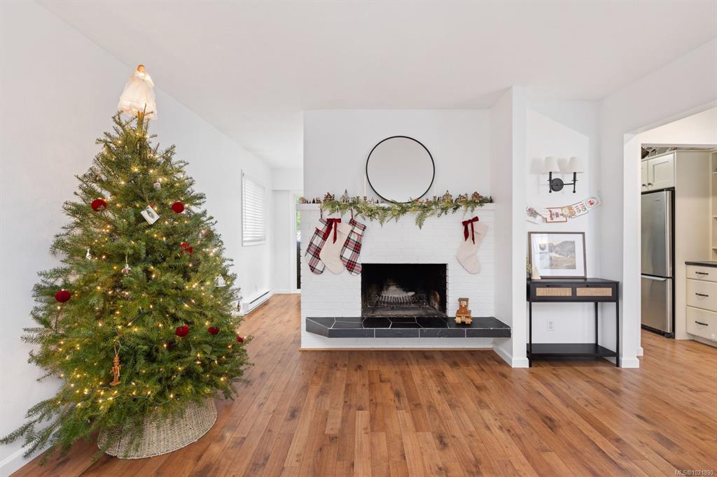 Fourth View of 492 Meredith Cres, Saanich, BC, V8Z 1Z3