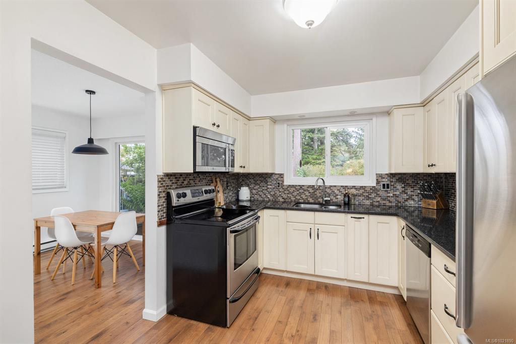 Fifth View of 492 Meredith Cres, Saanich, BC, V8Z 1Z3