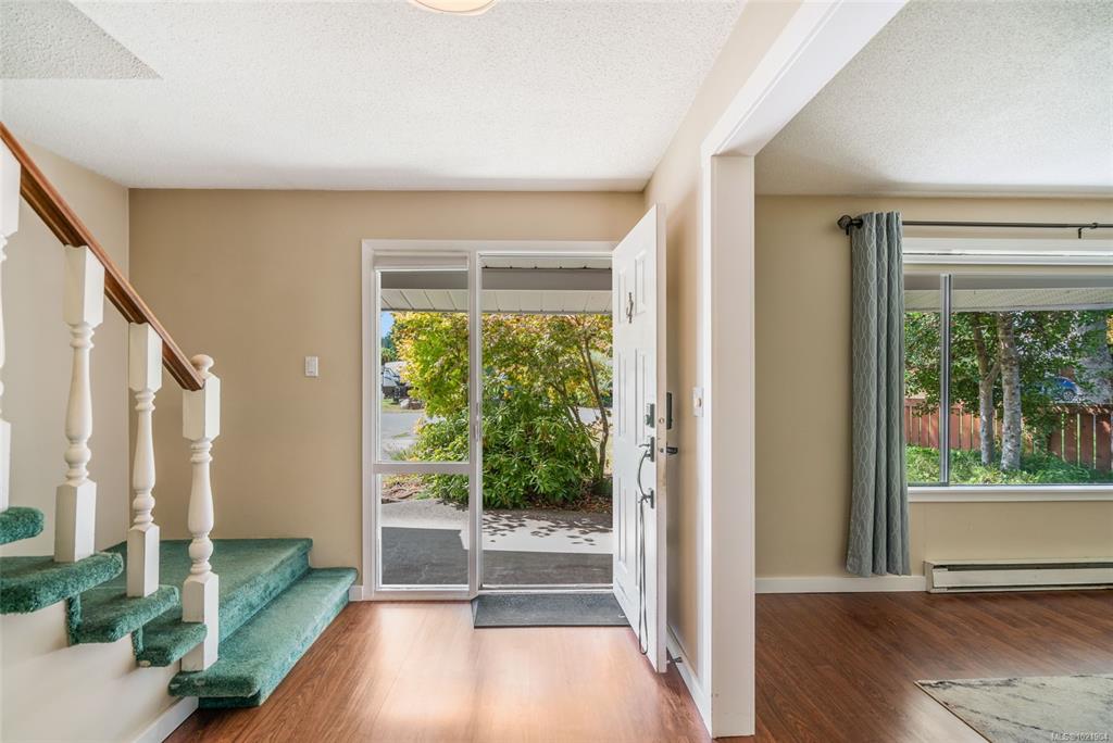 Third View of 338 Mckinnon St, Parksville, BC, V9P 1H7