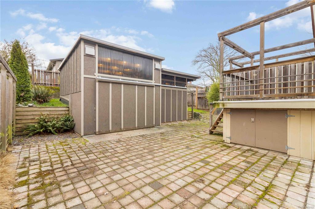 Third View of 1453 Walnut St, Victoria, BC, V8R 1Y7