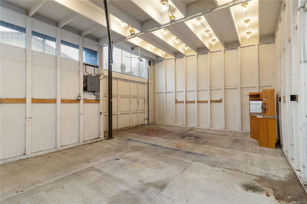 Fifth View of 1453 Walnut St, Victoria, BC, V8R 1Y7