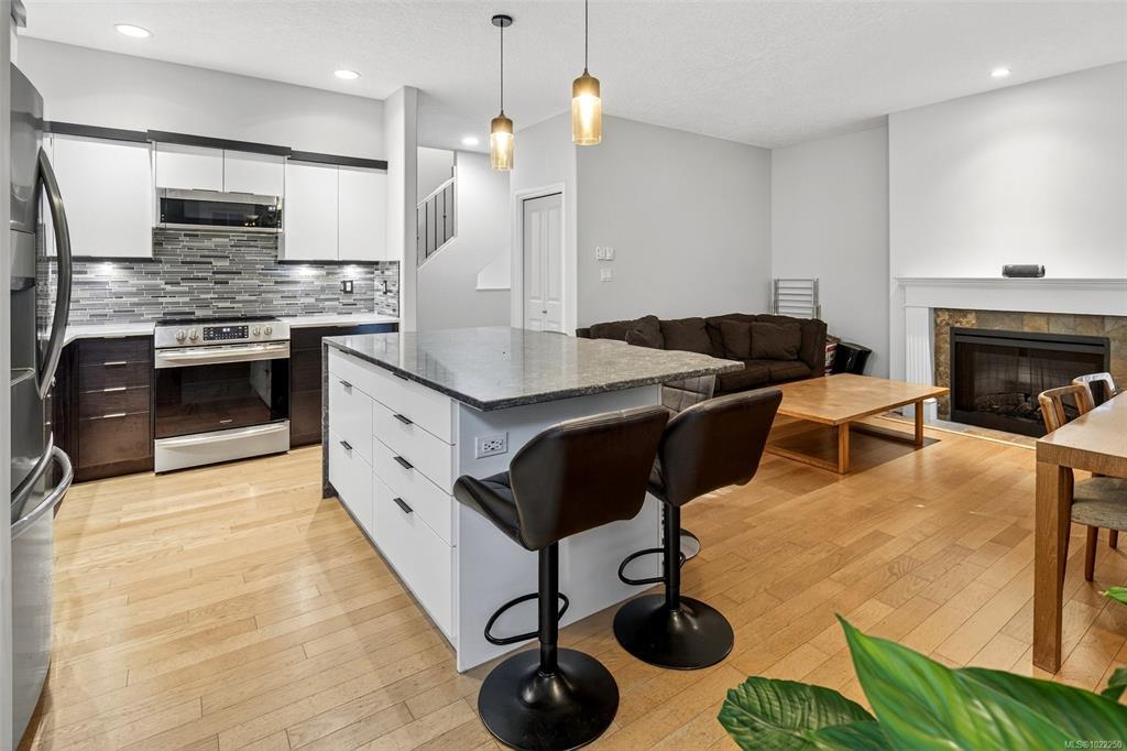 Fifth View of 1405 Mallek Cres, Victoria, BC, V8T 0A3