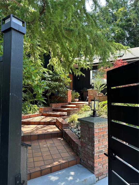 Fifth View of 1941 Appleton Pl, Saanich, BC, V8N 3A3