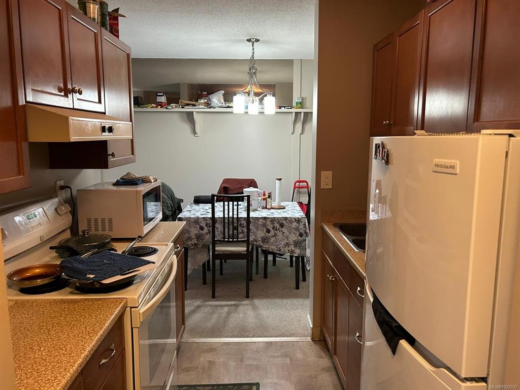 Fifth View of 103 Gorge Rd E, Treelane Estates, Victoria, BC, V9A 6Z2