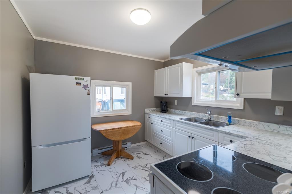 Fifth View of 847 Admirals Rd, Esquimalt, BC, V9A 2P1