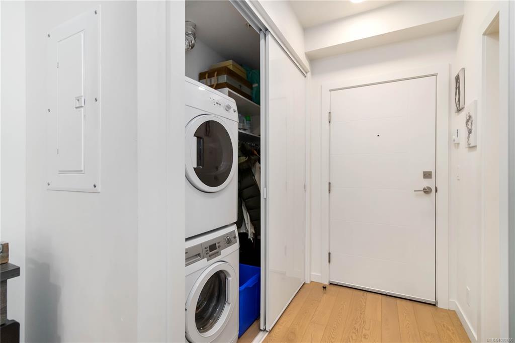 Fifth View of 1033 Cook St, Black & White, Victoria, BC, V8V 0E1