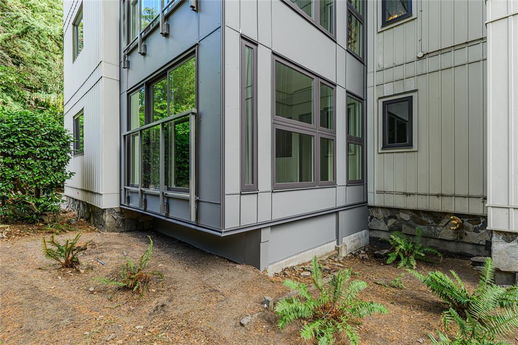 Fifth View of 1875 Lansdowne Rd, Dean House, Saanich, BC, V8P 1A9