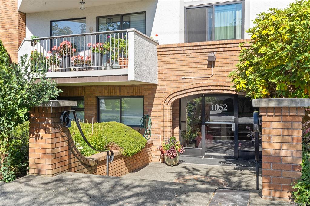 Third View of 1052 Rockland Ave, Victoria, BC, V8V 3H5