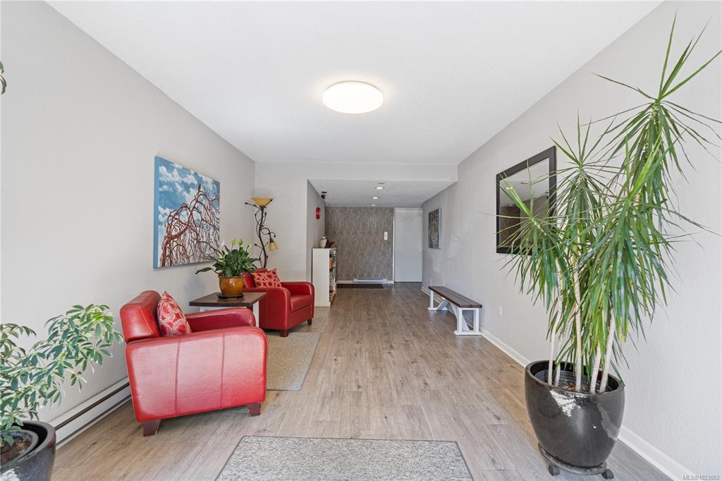 Fourth View of 1052 Rockland Ave, Victoria, BC, V8V 3H5