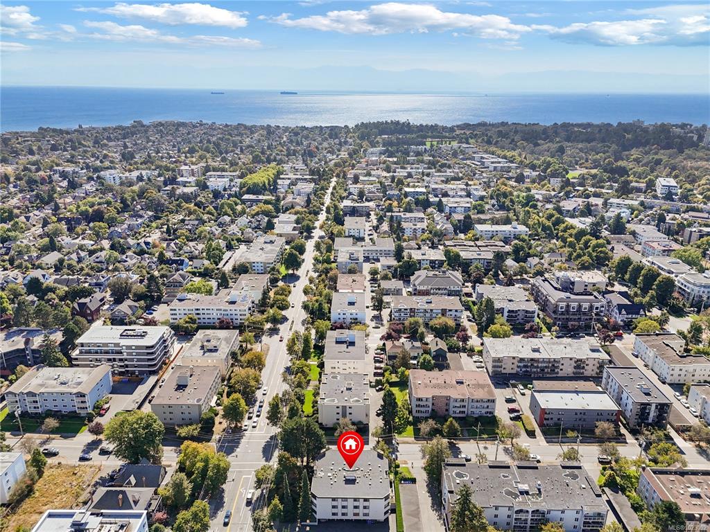 Fifth View of 1052 Rockland Ave, Victoria, BC, V8V 3H5