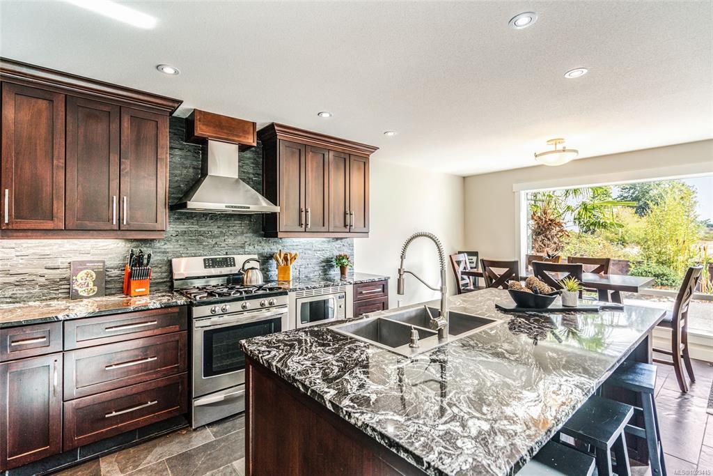 Fifth View of 2466 Summerset Rd, Nanoose Bay, BC, V9P 9E4