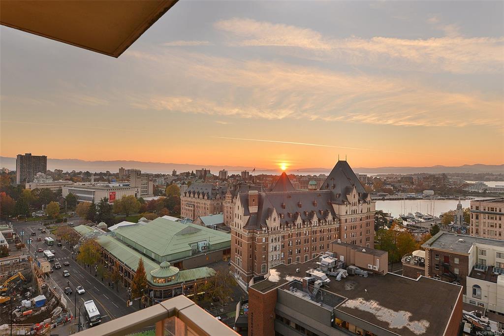 Fifth View of 707 Courtney St, Victoria, BC, V8W 0A9