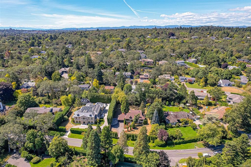 Fifth View of 3260 Beach Dr, Oak Bay, BC, V8R 6L8