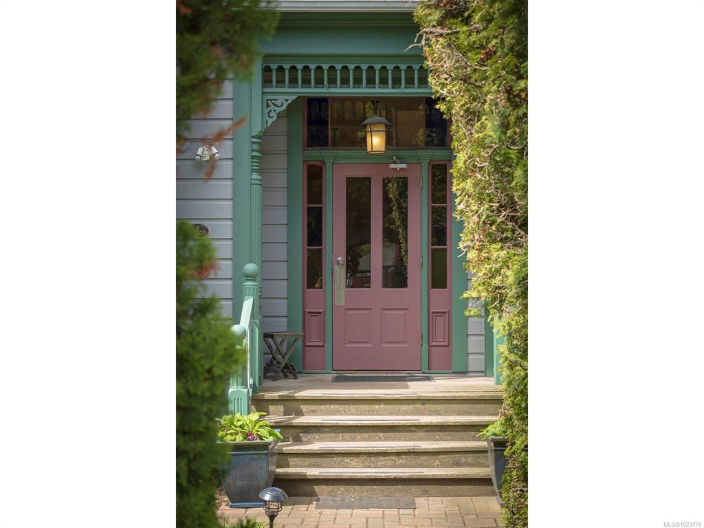 Third View of 332 Catherine St, Victoria, BC, V9A 3S8