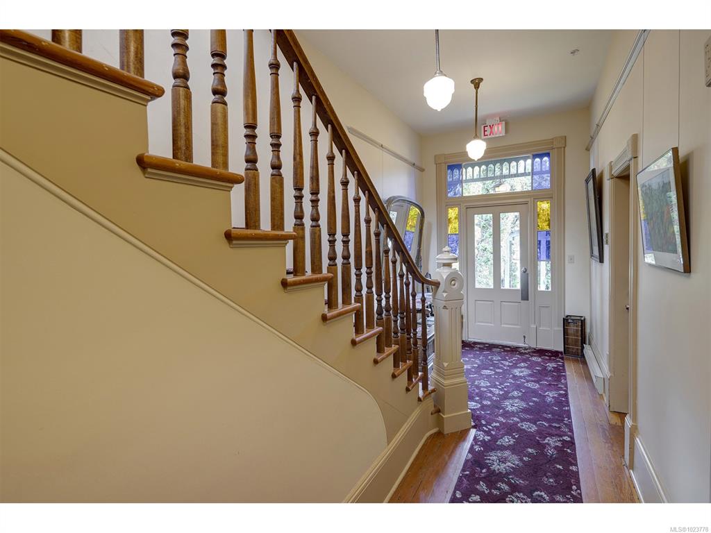 Fifth View of 332 Catherine St, Victoria, BC, V9A 3S8