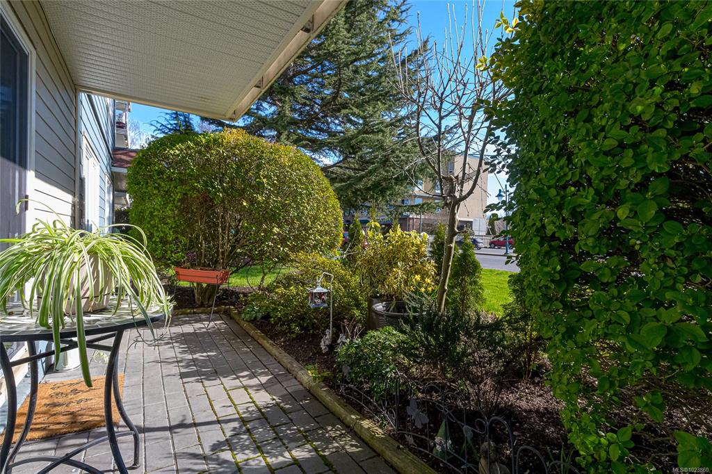 Fourth View of 2360 James White Blvd, Charter House, Sidney, BC, V8L 1Z7